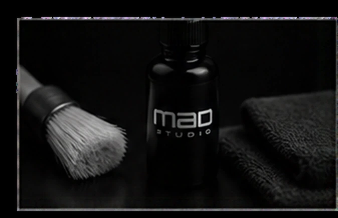 Pincel de detalhe, produto e microfibra apresentados na identidade visual MAD Studio